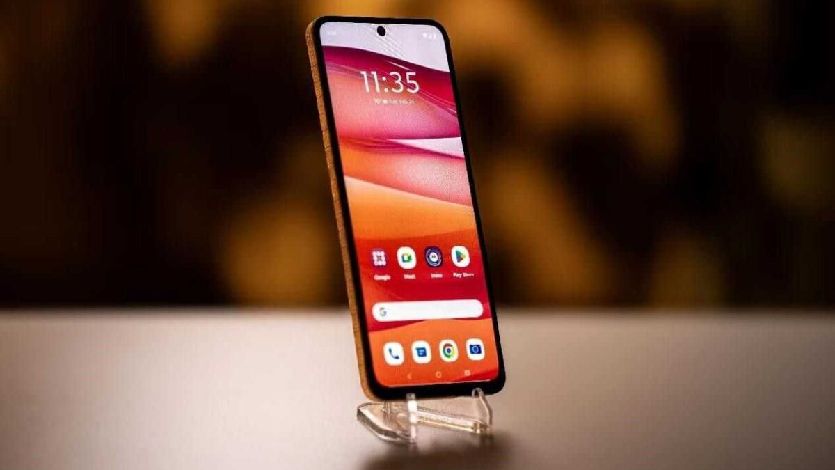 Смартфон Motorola с изогнутым дисплеем на витрине