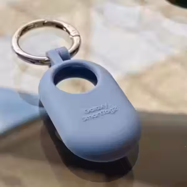 Ключевой брелок Galaxy SmartTag2 на поверхности