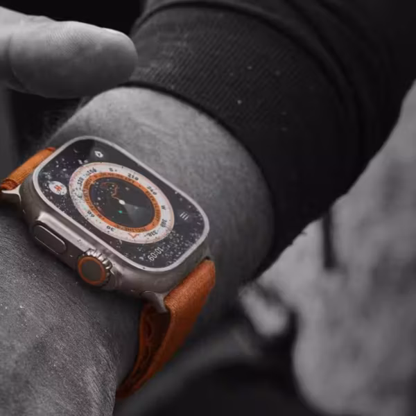 Apple Watch Ultra 3 на оранжевом ремешке на руке, ранние утечки дизайна