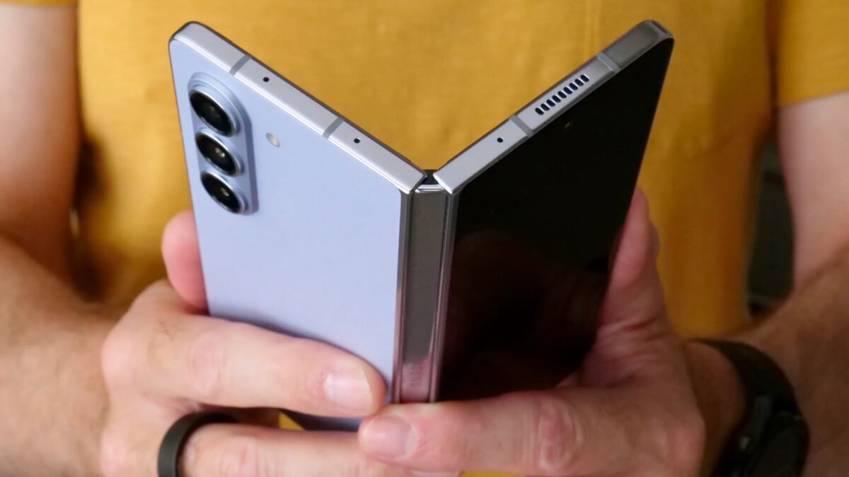 Samsung выпустит недорогую версию складного Galaxy Z Fold в 2024 году 2 galaxy z fold 5 opening top.jpg