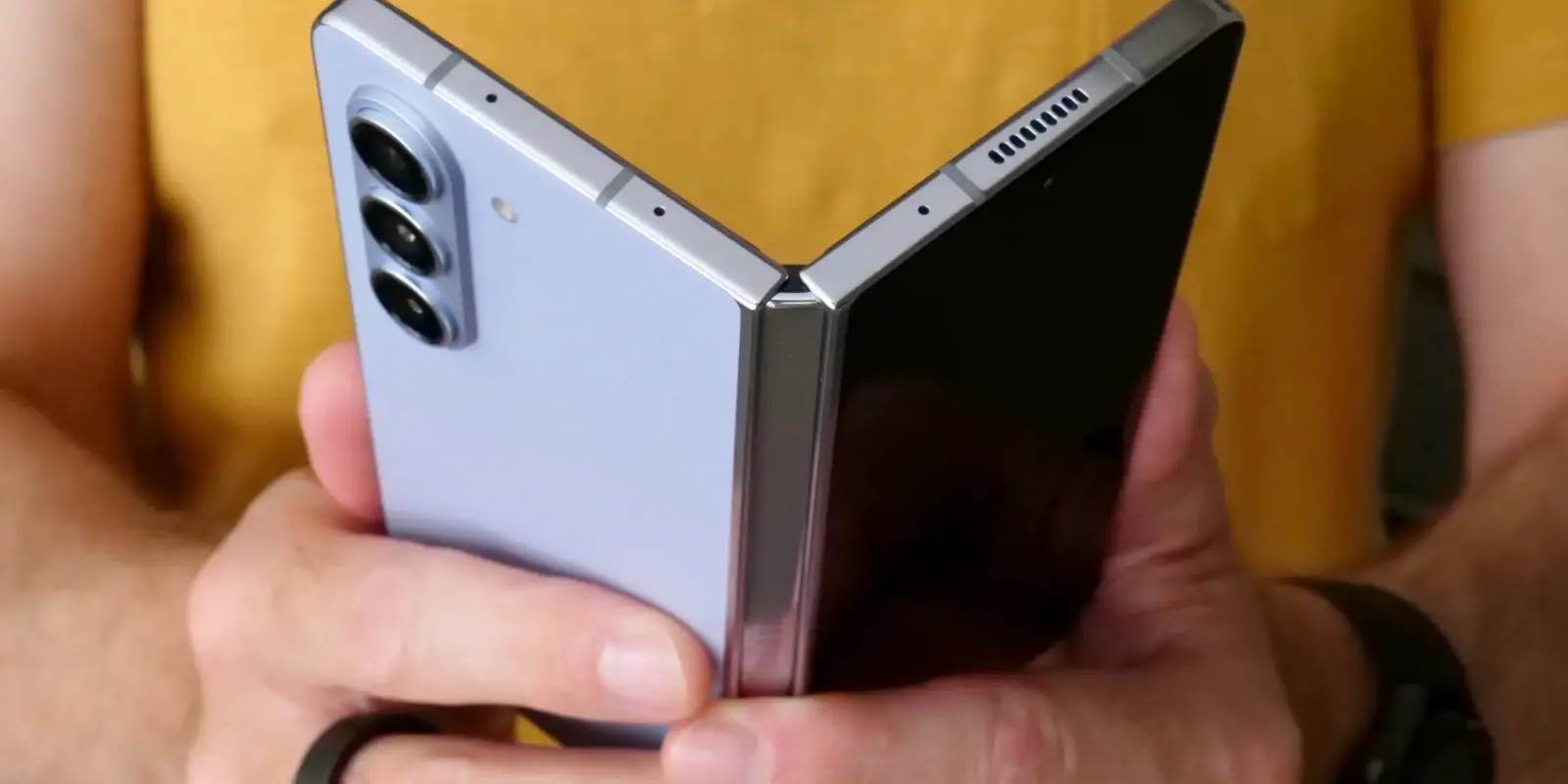 Samsung выпустит недорогую версию складного Galaxy Z Fold в 2024 году 2 galaxy z fold 5 opening top.jpg scaled