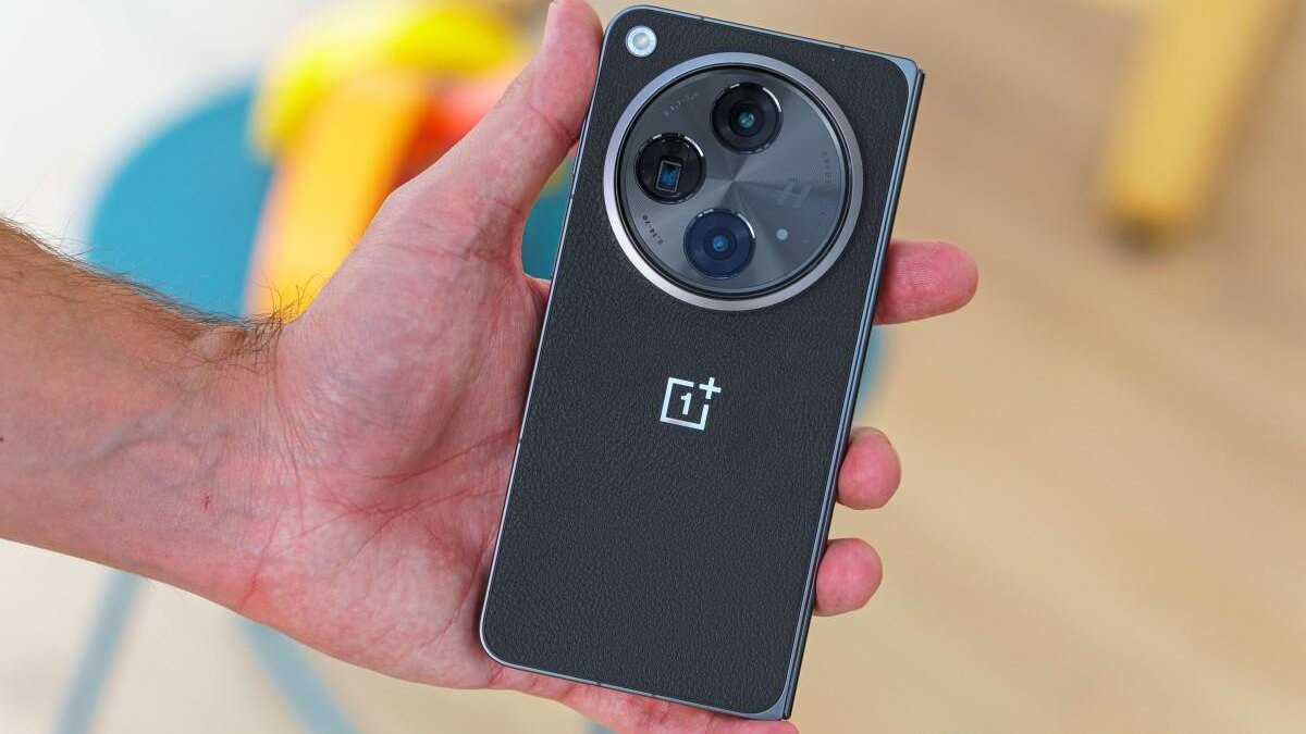 Оранжевый смартфон Redmi Turbo 5 с двойной камерой