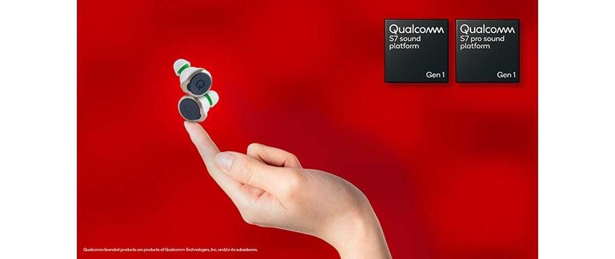 На красном фоне показаны наушники Qualcomm Snapdragon S7 Pro Gen 1
