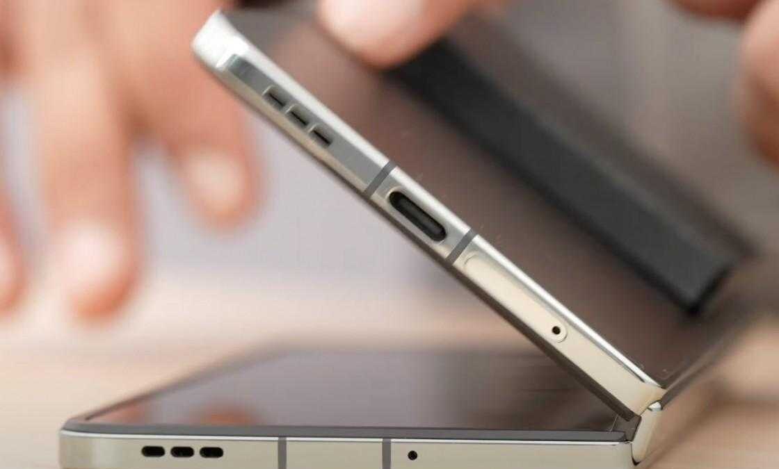Боковой вид складного смартфона OnePlus сhing