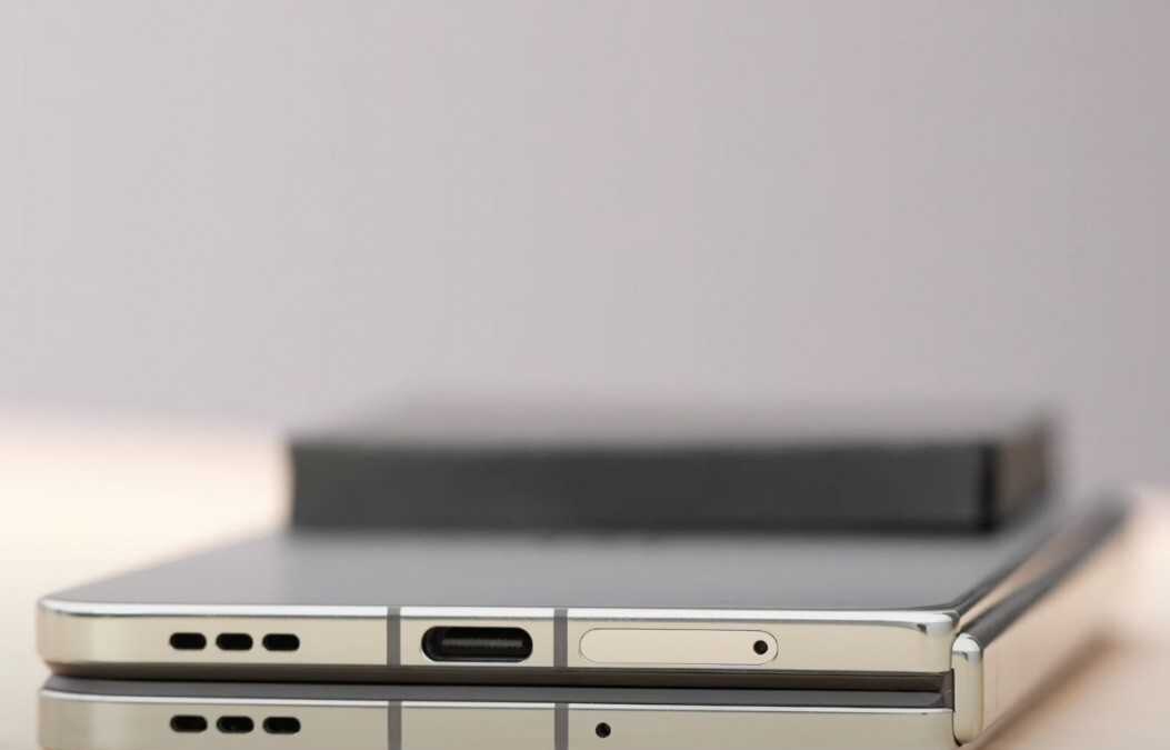 Боковой вид складного смартфона OnePlus с зарядным портом