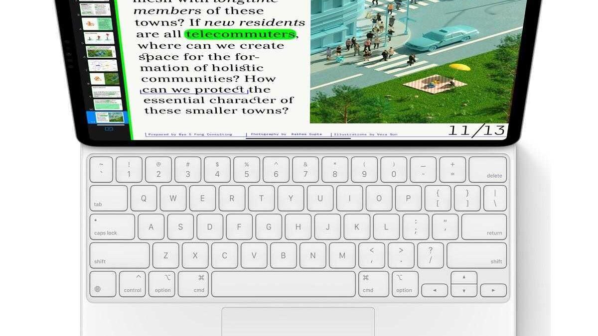 Клавиатура iPad и часть экрана с презентацией