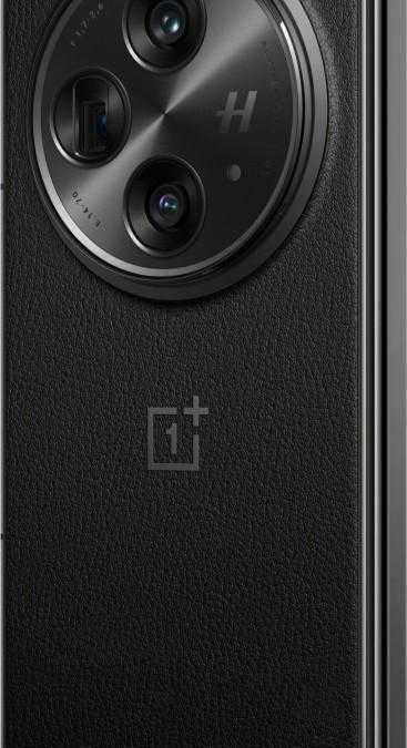 Задняя панель OnePlus Open с тремя камерами и логотипом