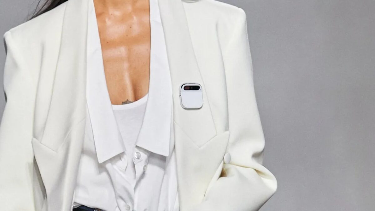 Ai Pin: Загадочное Устройство от Humane — Прорыв во Взаимодействии с Искусственным Интеллектом 4 humane ai pin fashion reveal