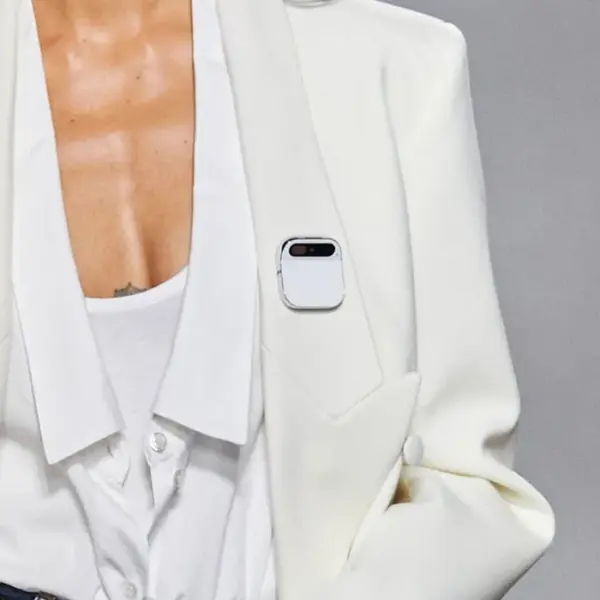 Ai Pin: Загадочное Устройство от Humane — Прорыв во Взаимодействии с Искусственным Интеллектом (humane ai pin fashion reveal)