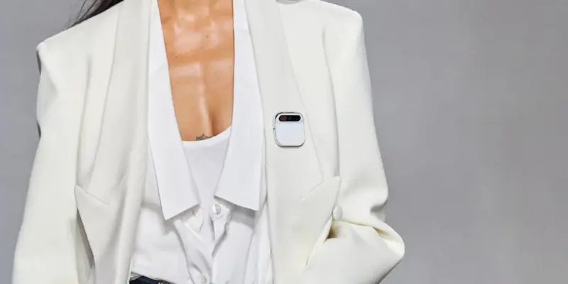 Ai Pin: Загадочное Устройство от Humane — Прорыв во Взаимодействии с Искусственным Интеллектом (humane ai pin fashion reveal)