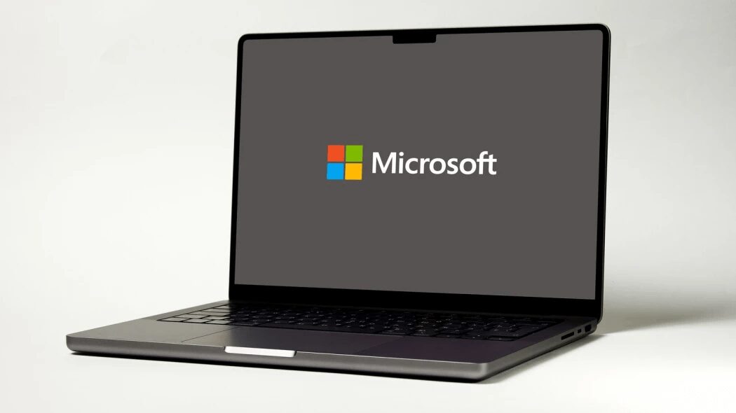 Планшет Honor Pad X8b с изображением искажённой игровой сцены