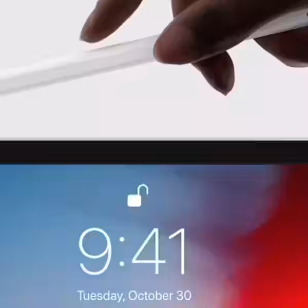 Экранированный iPad с открытой клавиатурой и стилусом Apple Pencil 3
