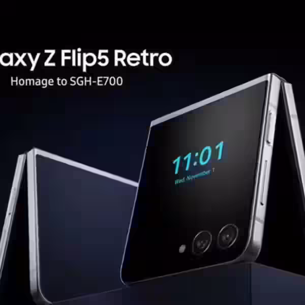 Смартфон Samsung Galaxy Z Flip5 Retro в раскрытом виде