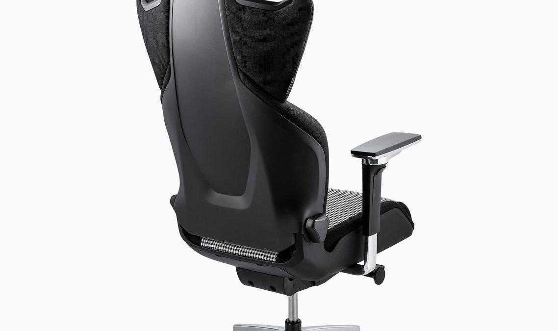 Геймерское кресло от Porsche и Recaro с черным дизайном