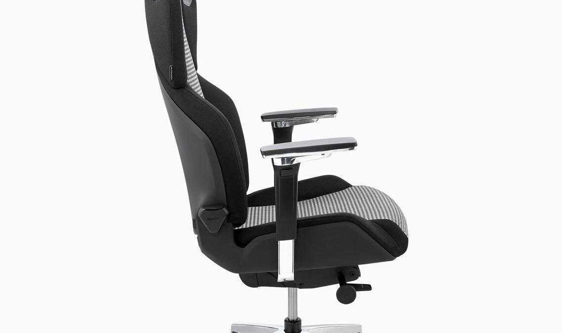 Геймерское кресло от Porsche и Recaro боковой вид регулируемые подлокотники