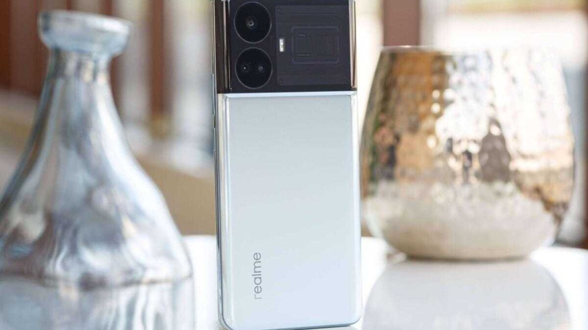 Реалме GT5 Про телефон с двумя камерами и дисплеем
