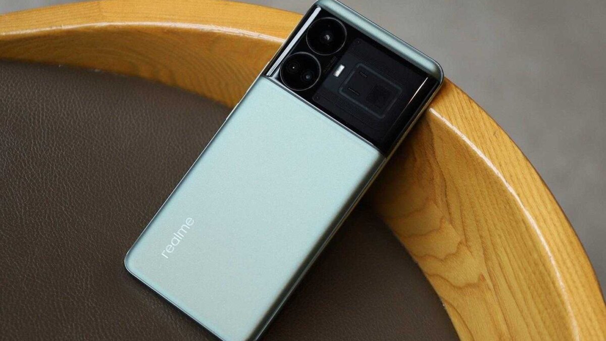 Задняя часть смартфона Realme GT5 Pro с камерами