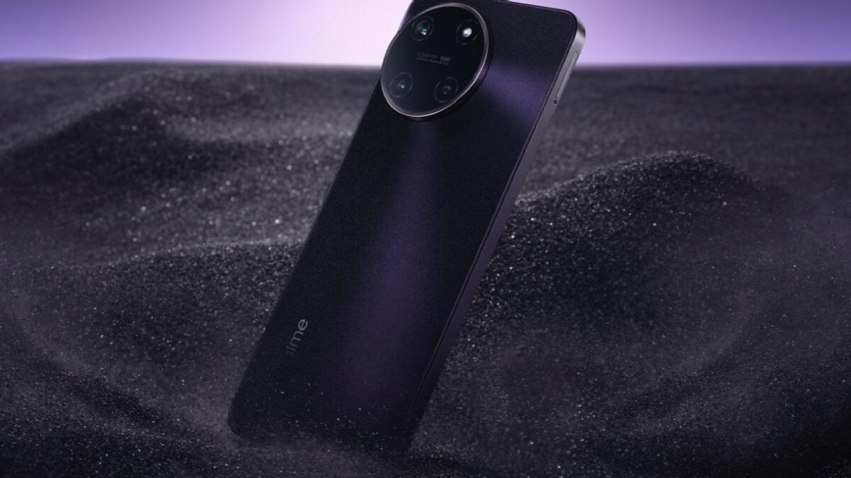 Черный смартфон realme 11 на песке со вспышкой