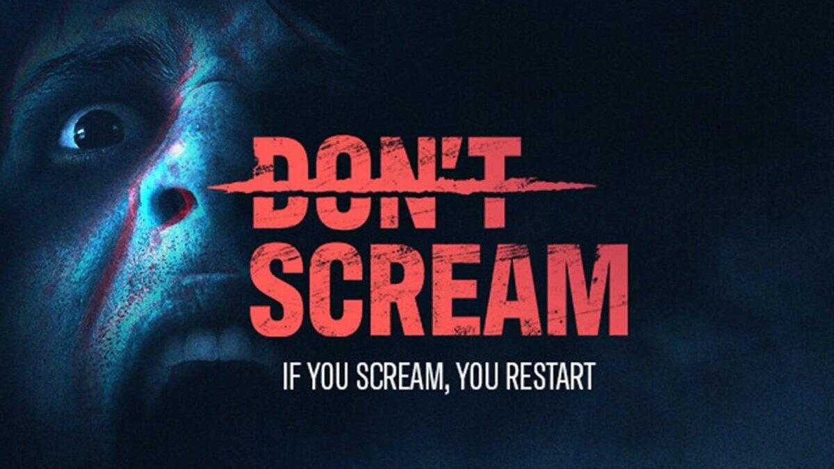 Кадр из хоррора Don't Scream с испуганным лицом человека на фоне предупреждения нельзя кричать