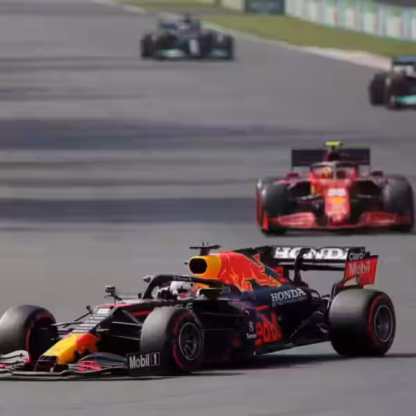 Apple хочет заключить сделку на $2 млрд за право на телетрансляцию гонок Формулы-1