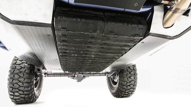 Нижняя часть внедорожника Toyota Land Cruiser FJ45 с крупными колесами и съемным защитным покрытием