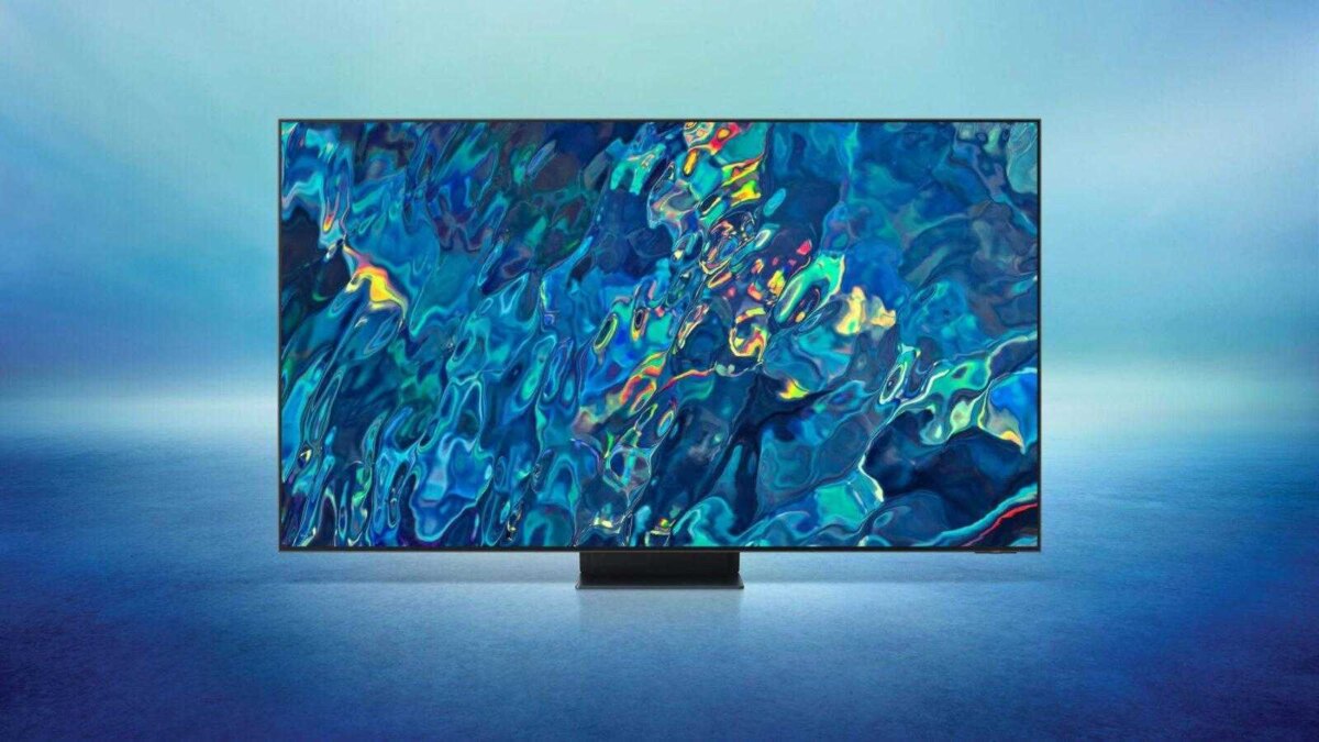 Безрамочный 4K QLED-телевизор HIPER на голубом фоне с акцентом на гладкий фронт