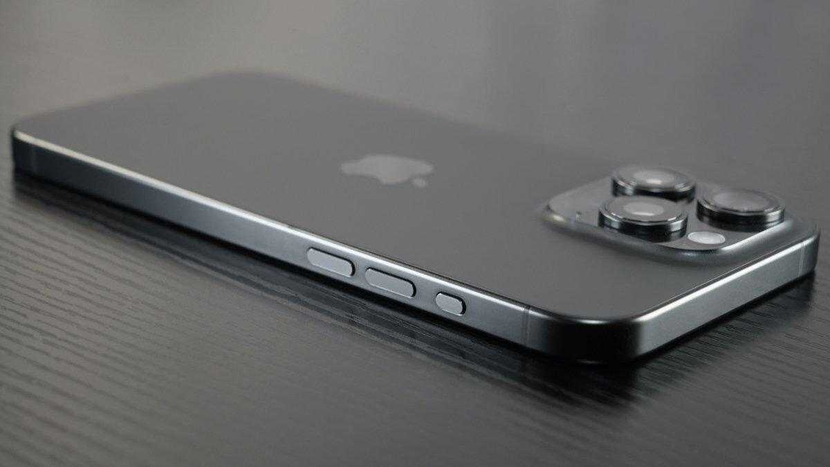 Задняя часть iPhone 15 Pro с тройной камерой