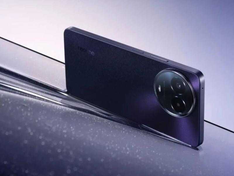 Розовый смартфон realme V50 с тремя камерами спереди