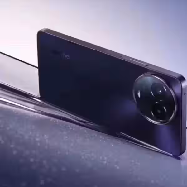 Розовый смартфон realme V50 с тремя камерами спереди