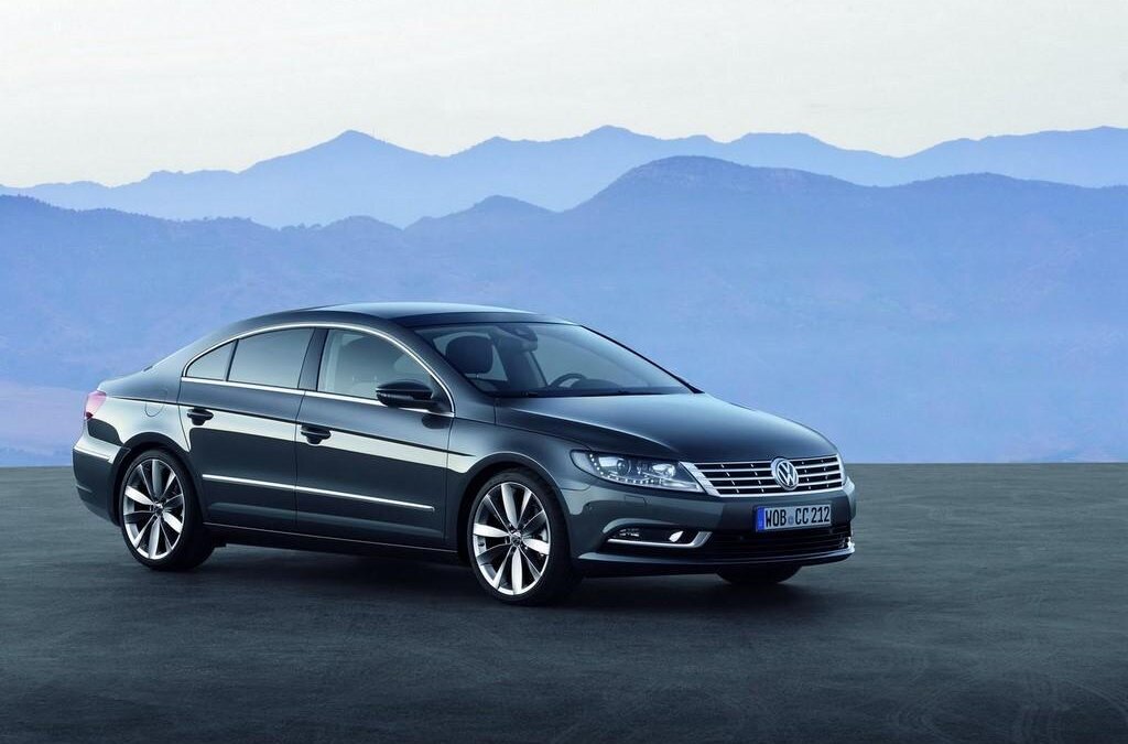 Черный Volkswagen Passat с современным дизайном frente и боковая перспектива
