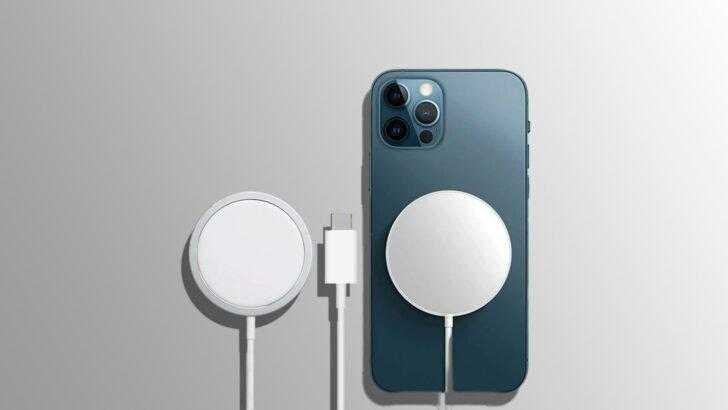 Беспроводное зарядное устройство Qi2 на кабеле и смартфоне iPhone 12 Pro