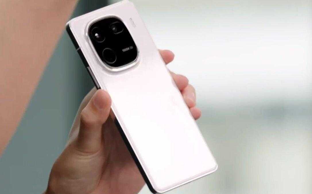 Задняя панель iQOO 12 с крупной камерой