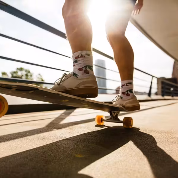 Электролонгборд F4U Corsair Longboards в движении на асфальте