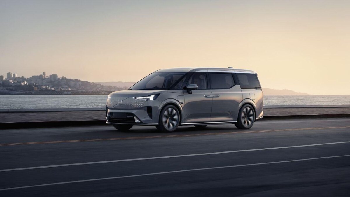 Volvo официально представила свой первый минивэн — EM90 6 photo 2023 11 13 14 20 42