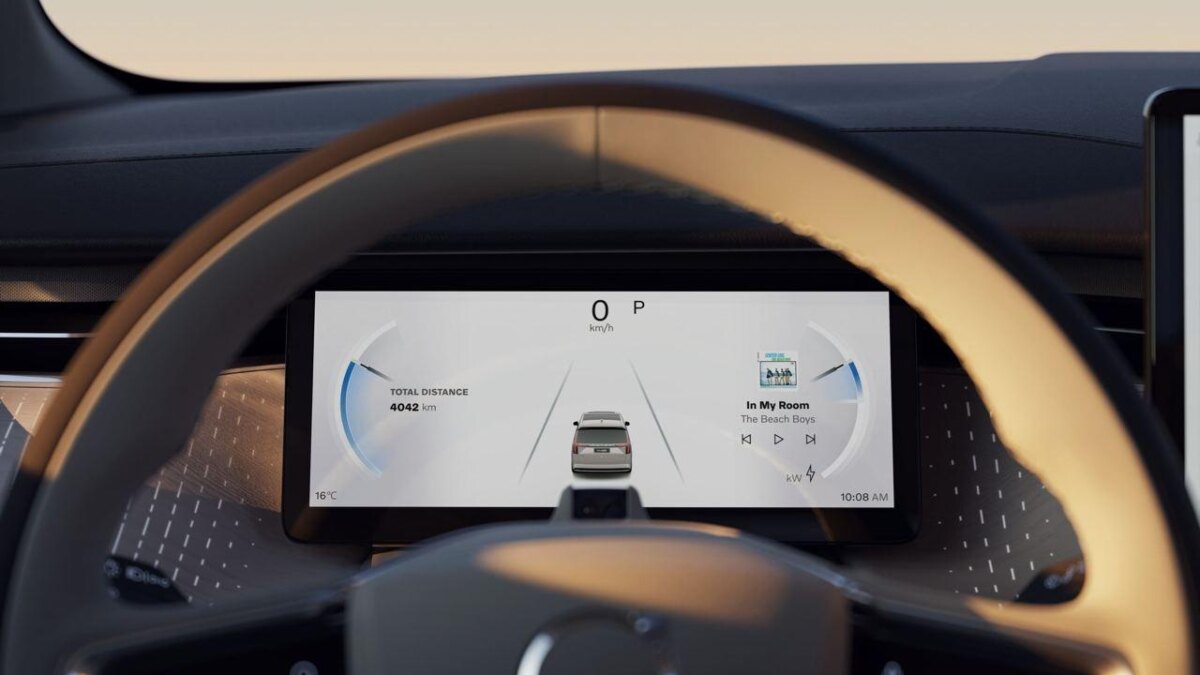 Volvo официально представила свой первый минивэн — EM90 11 photo 2023 11 13 14 20 45