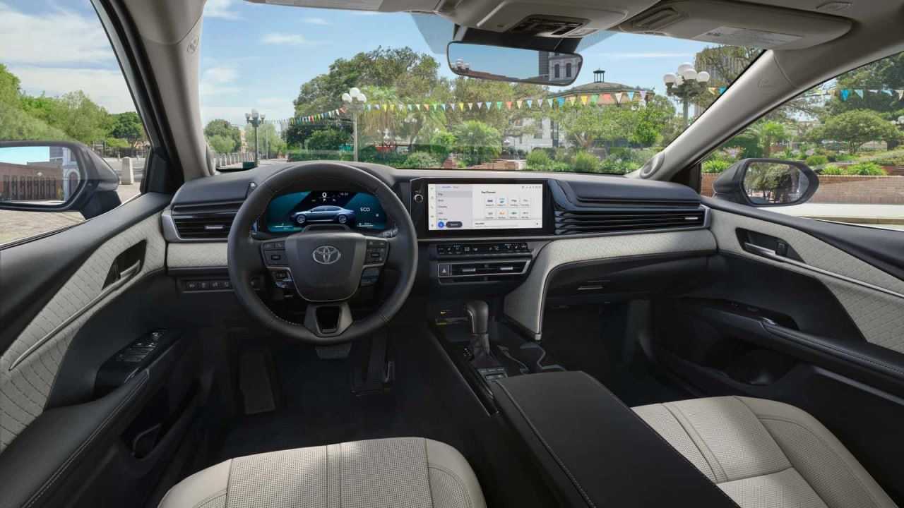 Toyota показала новую Camry 2025 (photo 2023 11 15 10 07 19)