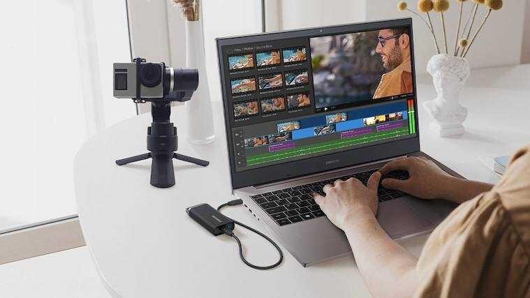 Внешний SSD Samsung T5 Evo на столе у человека