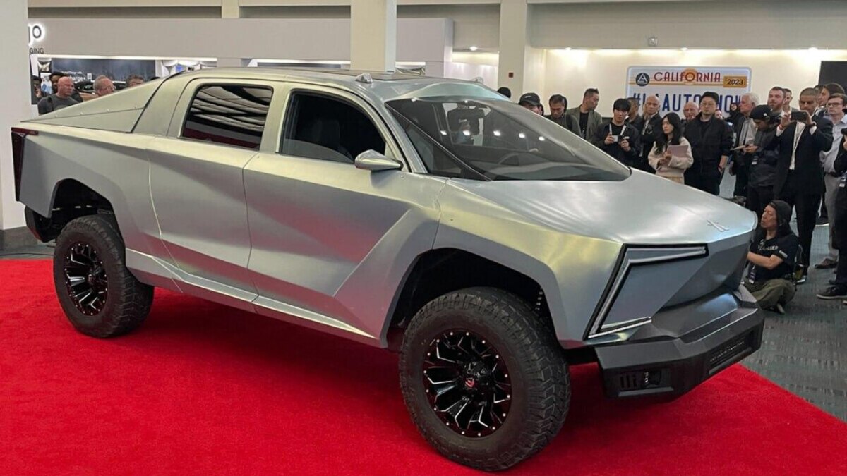 Концептуальный электромобиль Robotruck от Aitekx — электрический грузовик на выставке с металлическим корпусом и большими колесами