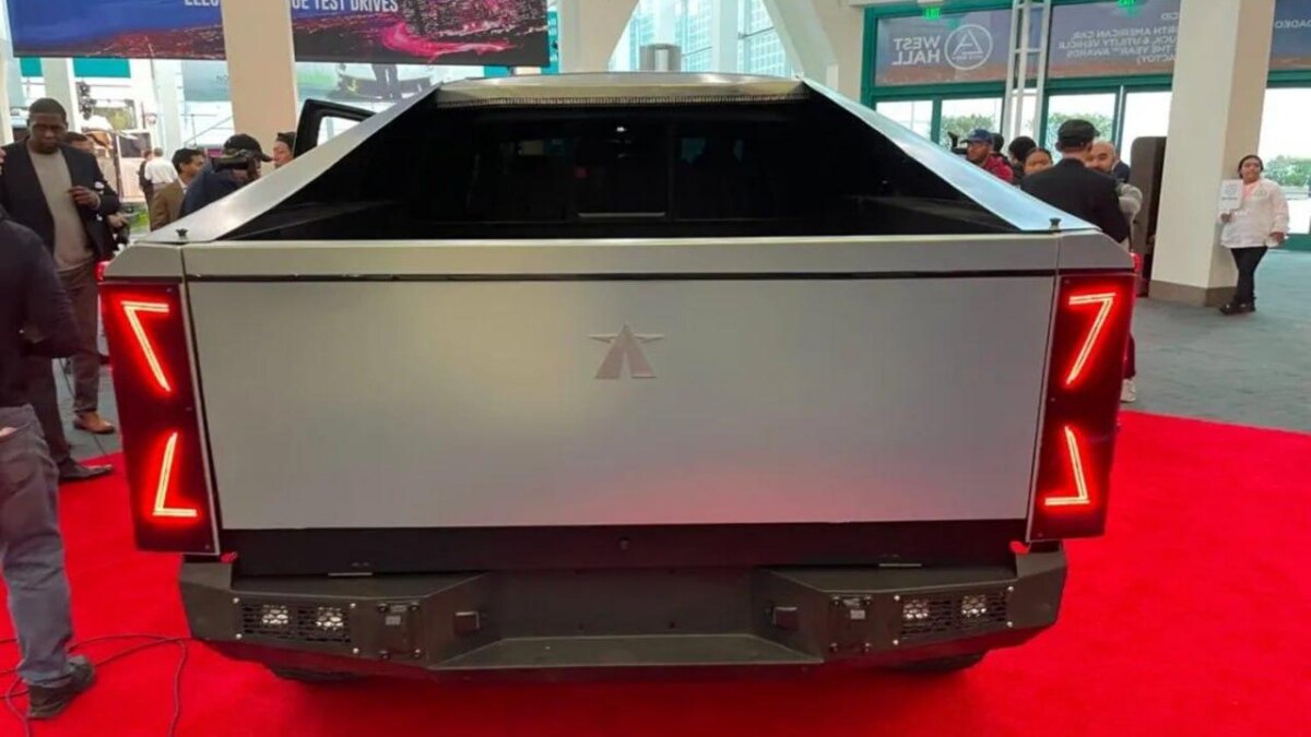 Задняя часть роботоруса Robotruck с стильными световыми фарами
