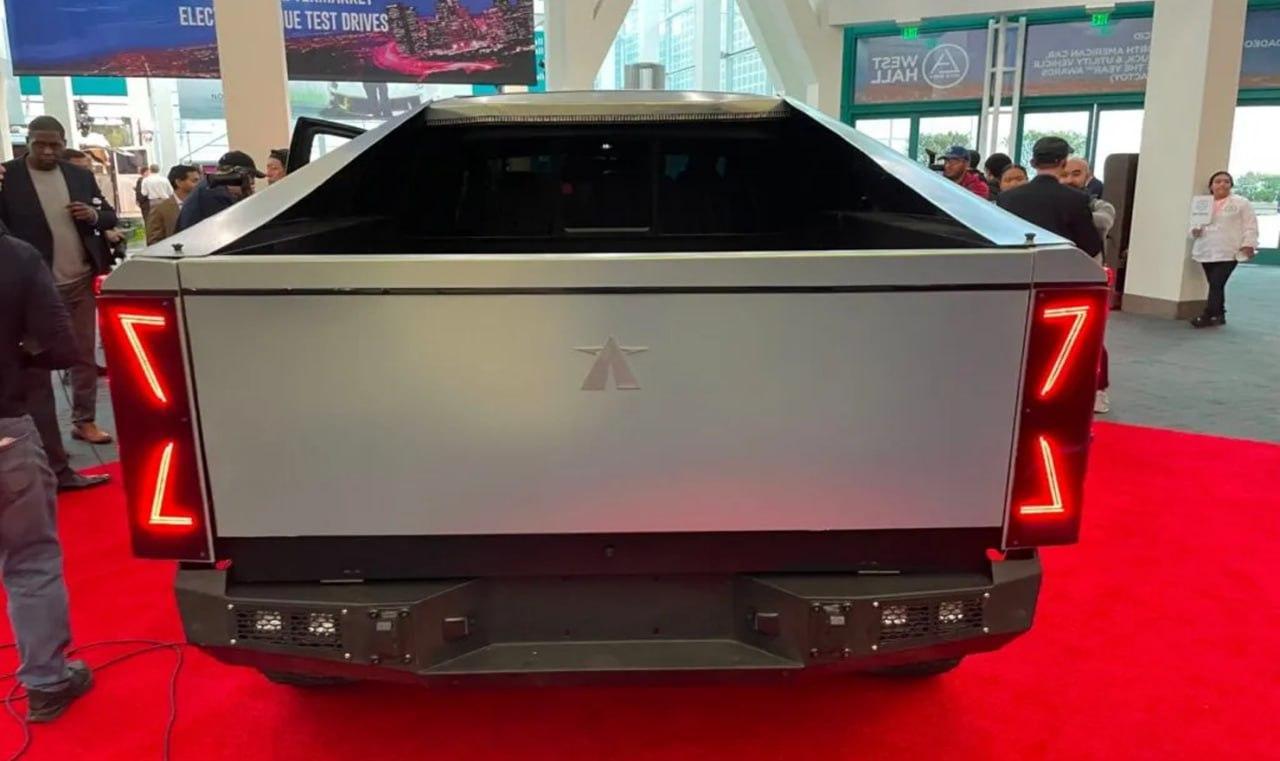 Стартап Aitekx представил клон Tesla Cybertruck - Robotruck (photo 2023 11 19 18 27 56 2)