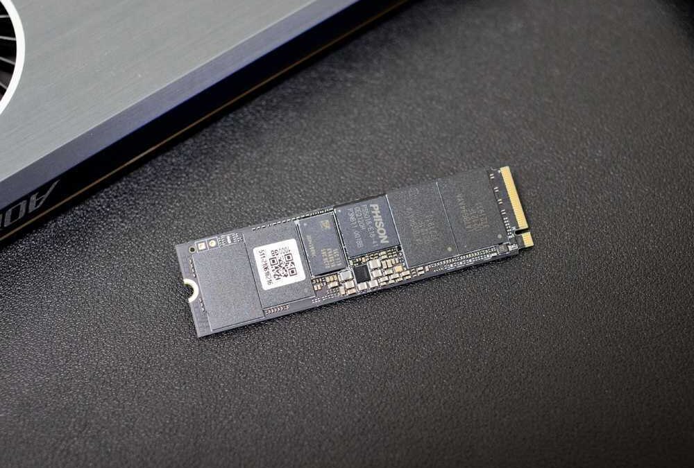 Мобильный твердотельный накопитель Silicon Power XS70 на поверхности