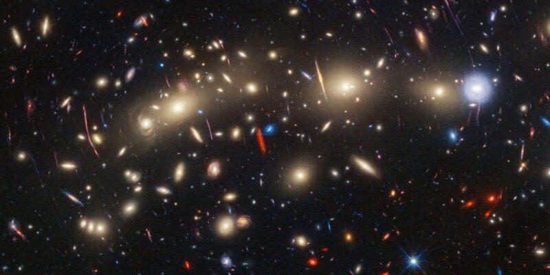 Ученые-астрономы показали скопление галактик «Рождественская елка» (stsci 01hdhawjaek9n6edk1ysptsze4)