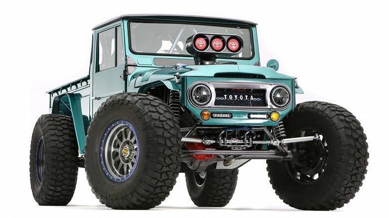 Крупный внедорожный грузовик Toyota Land Cruiser FJ45 спереди