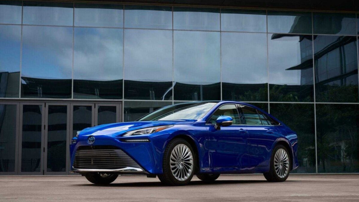 Горячий голубой седан Toyota Mirai на улице