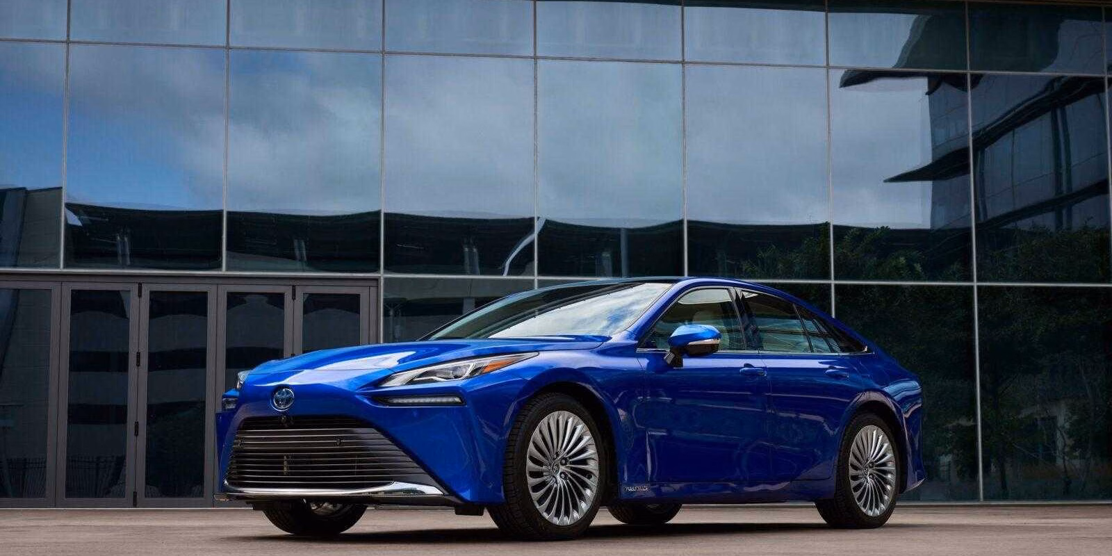 Toyota презентовала обновленную версию седана Mirai 3 1667568045 13 sportishka com p toiota mirai na vodorode oboi 14