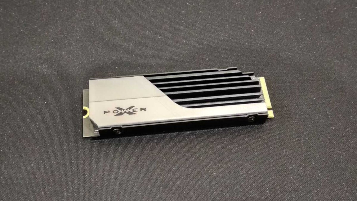 Твердотельный накопитель Silicon Power XS70 на черном фоне