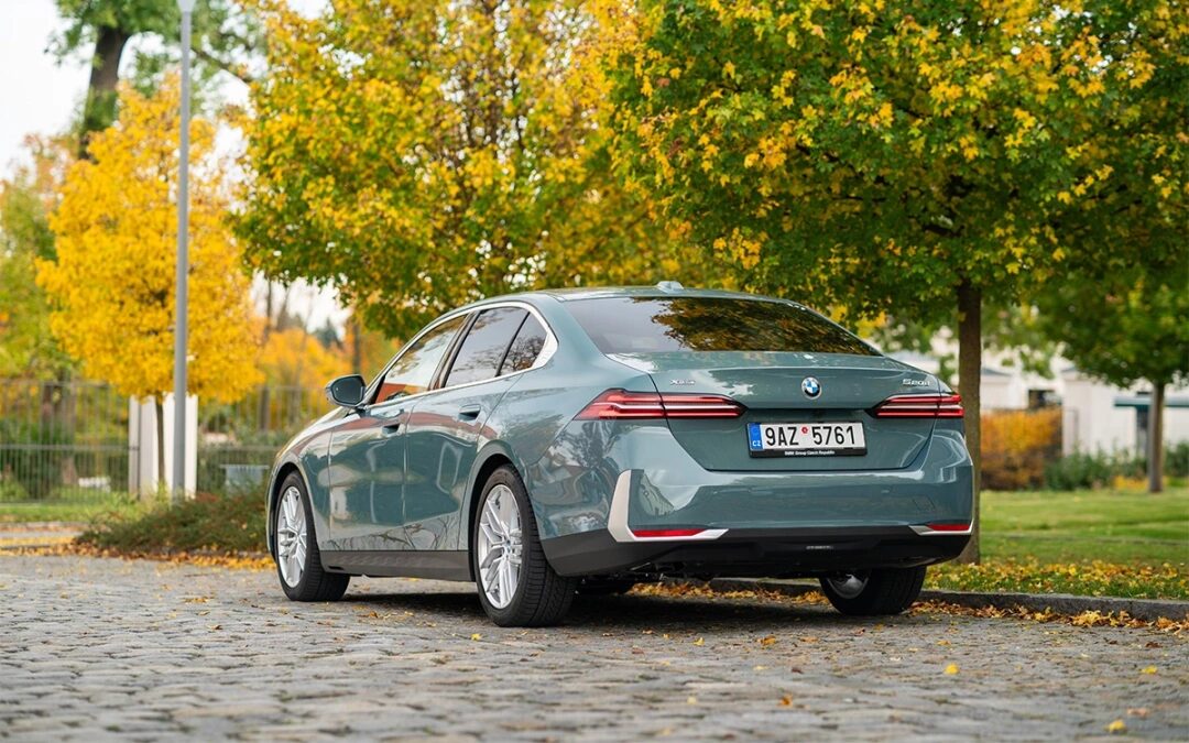 Новая водительская часть BMW 5 серии на улице осенью