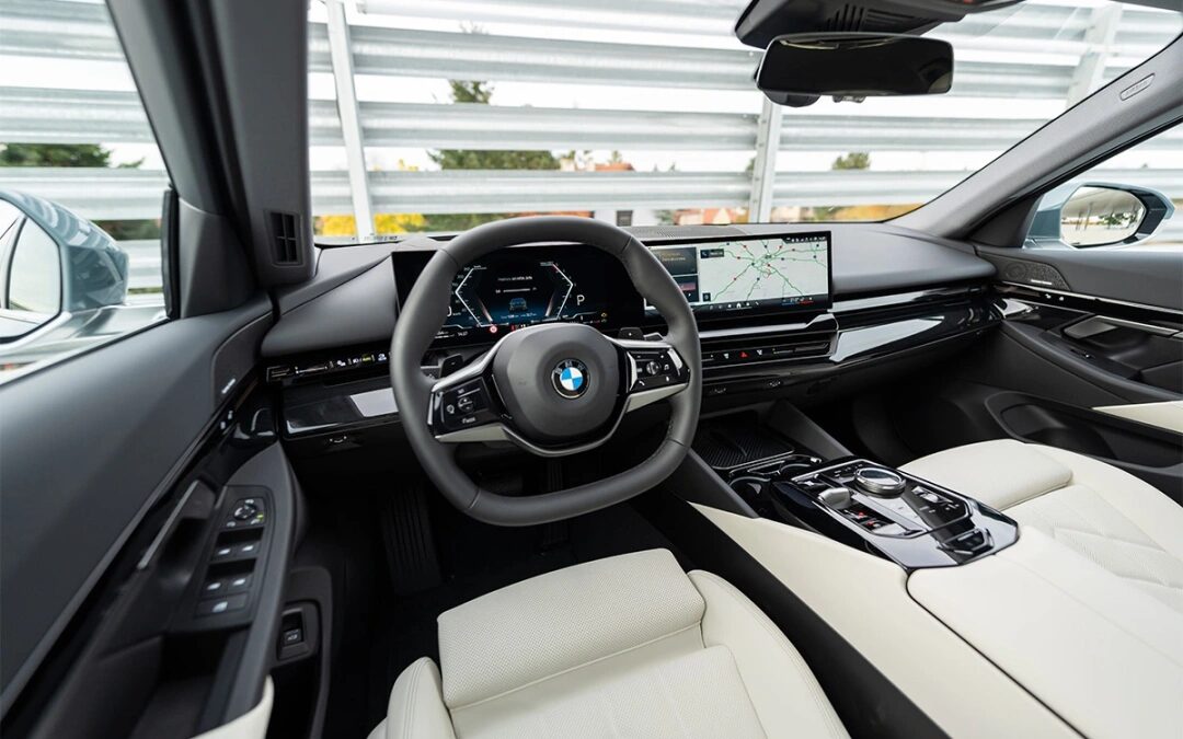 Интерьер новой BMW 5 серии панель приборов дисплей
