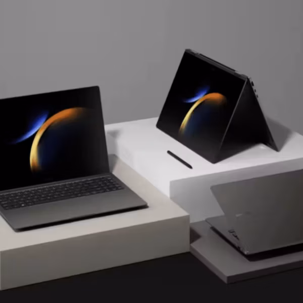 Ноутбуки Samsung Galaxy Book4 на дисплеях и подставках