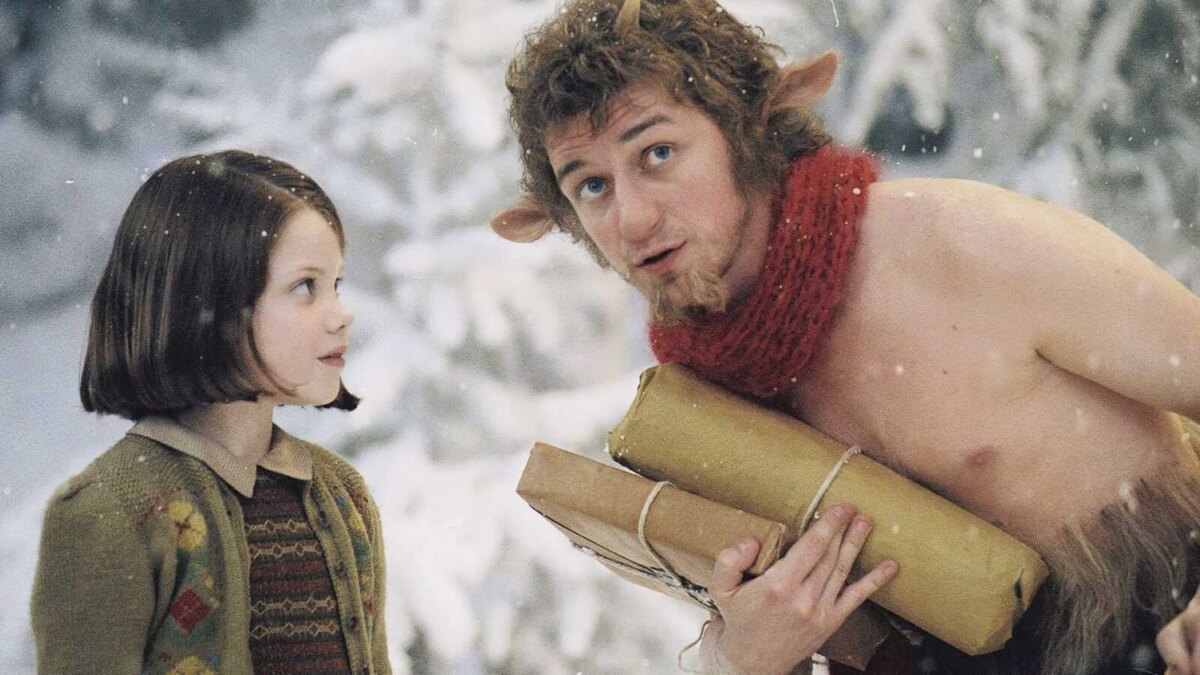 Кадр из зимней сцены с персонажем без одежды на снегу рядом с другим героем